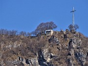 31 Zoom verso l'alta croce dello Zucco (1232 m)